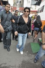 Shahrukh Khan snapped at Filmcity, Mumbai on 11th Oct 2011 (8).JPG